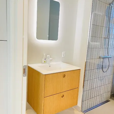 Aday - 2 Bedroom With Modern Kitchen And Free Parking *